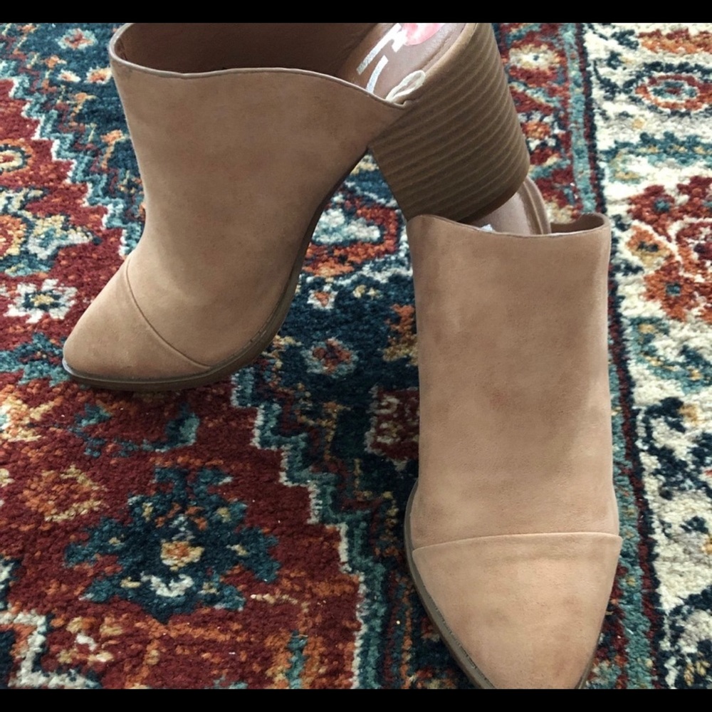 Tan report mules